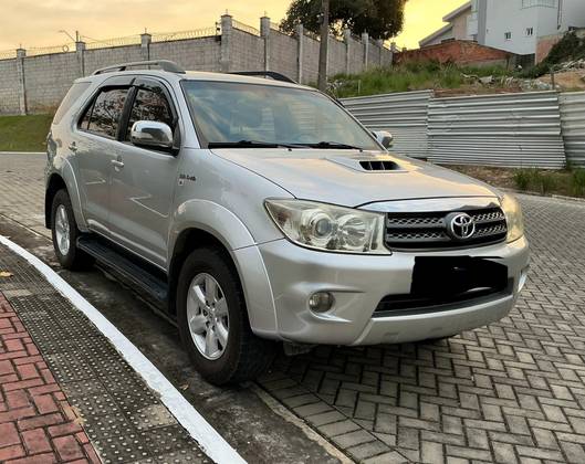 TOYOTA HILUX SW4 3.0 SRV 4X4 7 LUGARES 16V TURBO INTERCOOLER DIESEL 4P AUTOMÁTICO TOYOTA HILUX SW4 3.0 SRV 4X4 7 LUGARES 16V TURBO INTERCOOLER DIESEL 4P AUTOMÁTICO